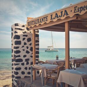 Fish restaurant right on the waters edge
