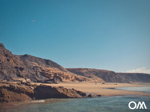 The large natural beach of La Pared at low tide is ideal for small children to play and splash around