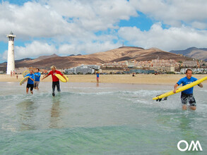 [Translate to English:] Surfen am Strand von Nachbarort Jandia