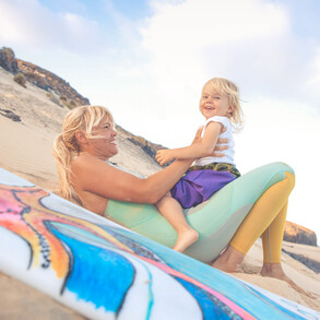 [Translate to English:] Surfkurse für Eltern mit kleinen Kindern und Babys