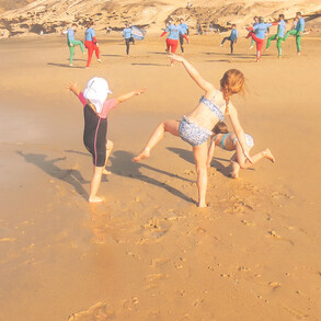 [Translate to English:] Kleinkinder und Babys mit am Strand beim Surfkurs