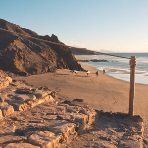 In the large bay of La Pared, good waves break for beginners and advanced surfers all year round